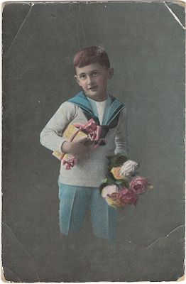 Мальчик с подарком и букетом. Post card. Imp. 1081. Made in Germany. Штамп от 1912 года. 
Заломы.