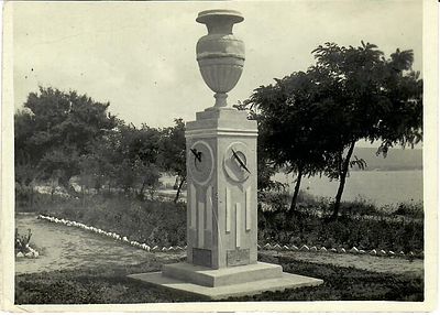 Вид на парковую скульптуру с солнечными часами и вазоном.