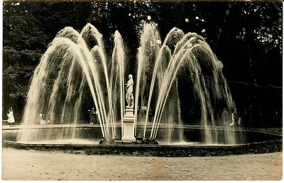 Фонтан. 
Горизонтальный залом по центру открытки.