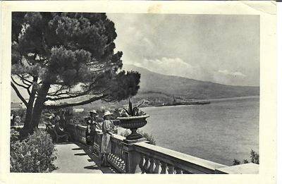 Крым. Ялта. В приморском парке. Фото В. Сычева. Залом верхнего правого угла, незначительные 