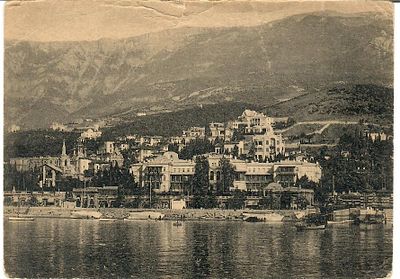 Крым. Ялта. Вид с моря. Надрыв на 12 часах, заломы по кромке, потертости.