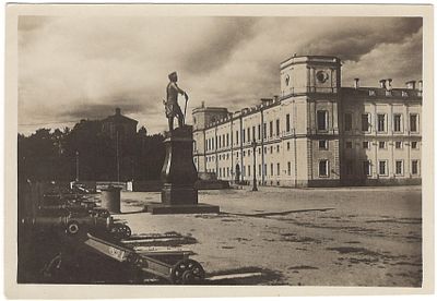 Гатчинский дворец - музей Плац-парад. Памятник Павлу I, раб. Витали, орудия XVIII века. 