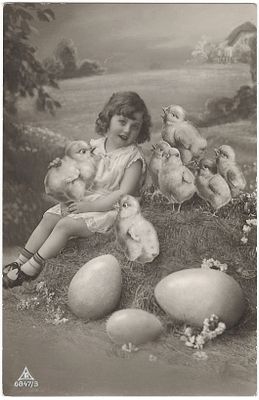 Девочка с яйцами и цыплятами. Пасха. PH.