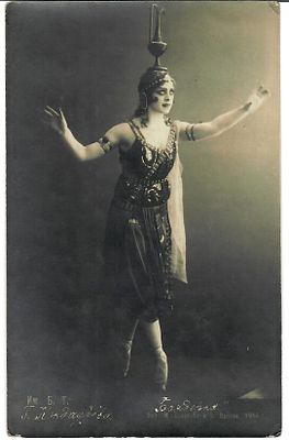 [Имп.Б. театр] М. П. Кандаурова в роли Никии из балета "Боядерка". Фото М. Сахарова и П. 