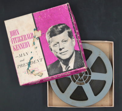 ג'ון פיצג'רלד קנדי - מארז סרט 8 מ"מ, סרט זכרון ל-"איש והנשיא" של אמריקה, קופסת קרטון בלויה 