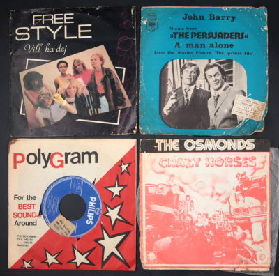 לוט 4 תקליטים קטנים EP45 שונים ישנים, שלושה במארז מקורי ואחד במארז גנרי. לא נבדקו.