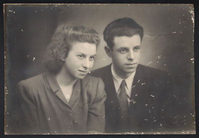 תצלום קבינט גדול וישן של זוג יהודים, חתום למטה מימין ע"י הצלמניה ומתוארך 1946, חתום ומתוארך גם 