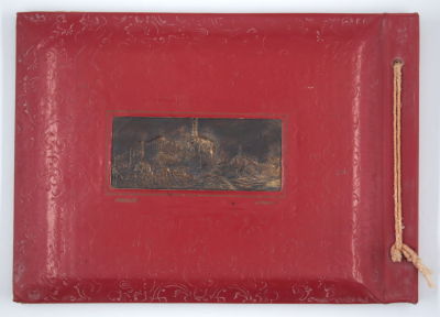 אלבום תמונות ישן, מעוטר בחזיתו ריקוע נחושת סגנון בצלאל של מראה בלט העיר ירושלים ומגדל דוד 