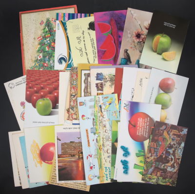 לוט כ-40 כרטיסים, איגרות וגלויות שנה טובה שונות מישראל ומהעולם, שנים שונות בהוצאות שונות וגדלים 