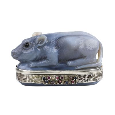 SNUFFBOX IN THE FORM OF A MOUSE IN STRIPED AGATE AND SILVER. 19TH CENTURY. A rare and expressive 