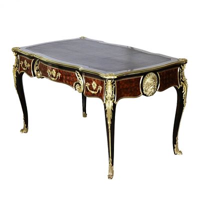 Magnificent writing desk in wood and gilded bronze, Louis XV style. Magnificent writing desk in 