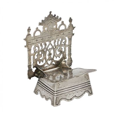СЕРЕБРЯНАЯ СОЛОНКА В ФОРМЕ ТРОНА С АЖУРНОЙ СПИНКОЙ РОССИЯ, КОСТРОМА, 1880–1890-Е ГОДЫ. Изящная 