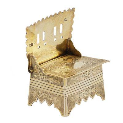 СЕРЕБРЯНАЯ СОЛОНКА-ТРОН С ГРАВИРОВАННЫМ ДЕКОРОМ РОССИЯ, МОСКВА, 1870 ГОД. Изящная серебряная 