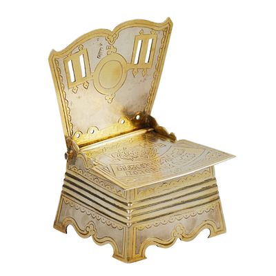 СЕРЕБРЯНАЯ СОЛОНКА-ТРОН С ПОСЛОВИЦЕЙ &laquo;БЕЗ СОЛИ БЕЗ ХЛЕБА ПОЛОВИНА ОБЕДА&raquo; РОССИЯ, МОСКВА, 1882 ГОД. 