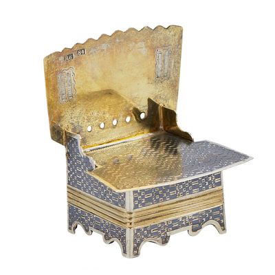 СЕРЕБРЯНАЯ СОЛОНКА-ТРОН С ЧЕРНЬЮ МОСКВА, 1864 ГОД. Редкая серебряная солонка, выполненная в 