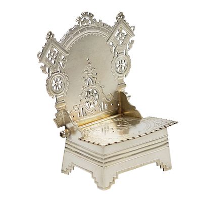 СЕРЕБРЯНАЯ СОЛОНКА-ТРОН В СТИЛЕ ИСТОРИЗМА РОССИЙСКАЯ ИМПЕРИЯ, МОСКВА, КОНЕЦ XIX ВЕКА. Изящная 