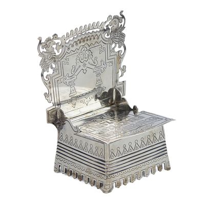 СЕРЕБРЯНАЯ СОЛОНКА-ТРОН С ПОСЛОВИЦЕЙ. МАСТЕР ИКОННИКОВ С. М. РОССИЯ, МОСКВА, 1880 ГОД. Выразитель 