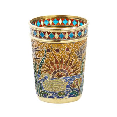 СЕРЕБРЯНАЯ СТОПКА С ПОЛИХРОМНОЙ ВИТРАЖНОЙ ЭМАЛЬЮ. ФИРМА П.А. ОВЧИННИКОВА РОССИЯ, МОСКВА, РУБЕЖ 