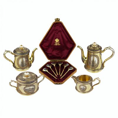 ЧАЙНО-КОФЕЙНЫЙ СЕРВИЗ ФИРМЫ П. ОВЧИННИКОВА МОСКВА, КОНЕЦ XIX ВЕКА. Великолепный позолоченный 