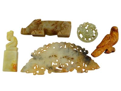 LOT OF CHINESE CARVED JADE STONE DECORATIVE ITEMS. A group of Chinese intricately carved jade 