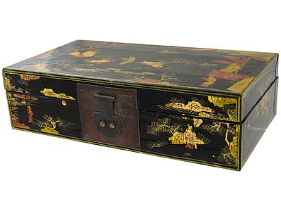 LARGE ANTIQUE CHINESE PAINTED LACQUERED JEWELRY BOX. A large antique Chinese hand painted and 
