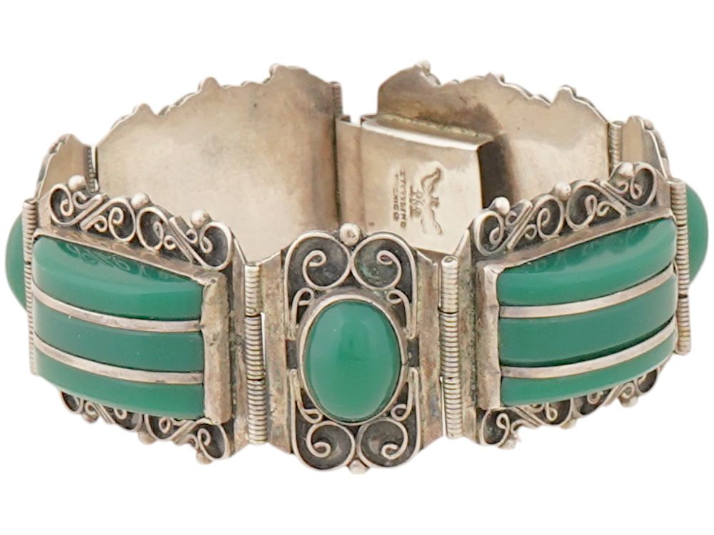 STERLING SILVER BRACELET WITH GREEN ONYX STONES. A sterling silver bracelet with alternating 