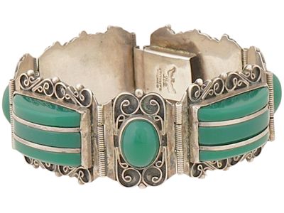 STERLING SILVER BRACELET WITH GREEN ONYX STONES. A sterling silver bracelet with alternating