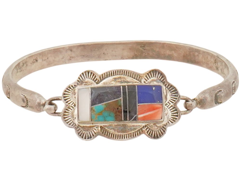 VINTAGE STERLING SILVER BRACELET WITH STONES. A sterling silver bracelet with a centerpiece 