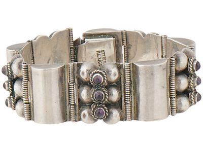 VINTAGE STERLING SILVER AMETHYST BRACELET. A vintage sterling silver bracelet comprised of a