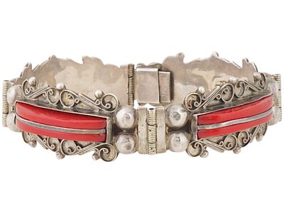 VINTAGE STERLING SILVER BRACELET WITH CORAL STONES. A vintage sterling silver bracelet with