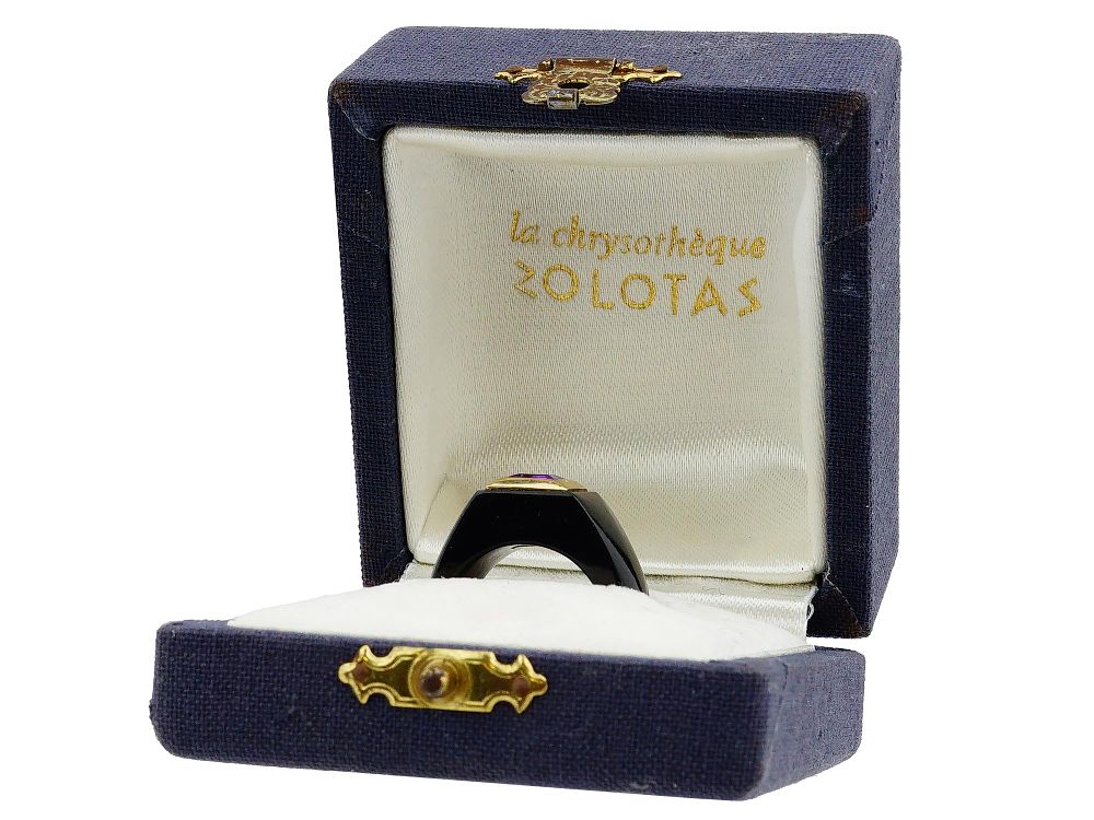 14K GOLD AND AMETHYST STONE JEWELRY RING IN BOX. A 14K Gold jewelry ring. The ring is encrusted 