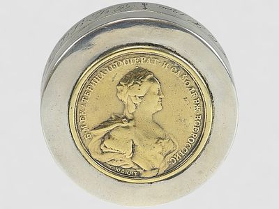 19 C RUSSIAN SILVER BOX CATHERINE II MEDAL. An antique Russian round shaped silver spice box.