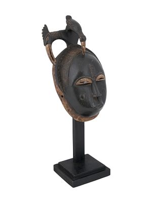 CENTRAL AFRICAN BAULE PEOPLE CARVED WOODEN MASK. A Central African Ivory Coast hand carved