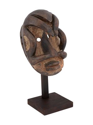 CENTRAL AFRICAN BAULE PEOPLE CARVED WOODEN MASK. A Central African Ivory Coast hand carved