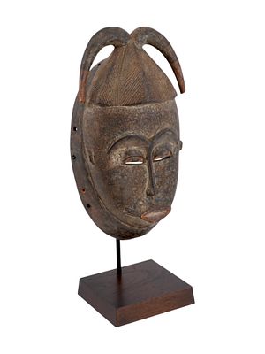 CENTRAL AFRICAN BAULE PEOPLE CARVED WOODEN MASK. A Central African Ivory Coast hand carved