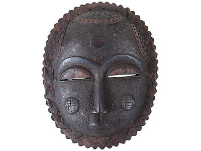 TRADITIONAL AFRICAN IVORY COAST BAULE CARVED WOOD MASK. A traditional African Ivory Coast Baule