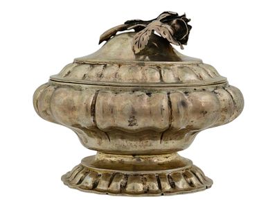ANTIQUE JUDAICA EUROPEAN CEREMONIAL SILVER ETROG BOX. An antique European silver etrog box, a