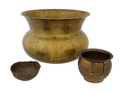 COLLECTION OF ASSORTED BRONZE AND BRASS BOWLS. A collection of three bowls or vases in various 