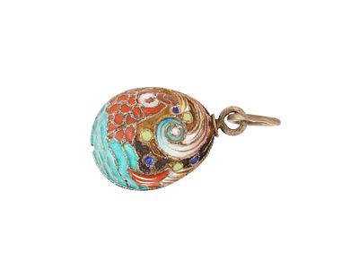 RUSSIAN SILVER CLOISONNE ENAMEL EASTER EGG PENDANT. A Russian gilt silver and polychrome 