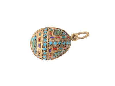 RUSSIAN GILT SILVER ENAMEL EASTER EGG PENDANT. A Russian gilt silver and enamel Easter egg 