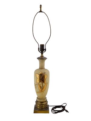VINTAGE TABLE LAMP WITH GOLD PAINTED FLORAL DESIGN. An antique or vintage table lamp featuring a 