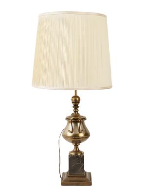 ANTIQUE URN SHAPED BRASS LAMP WITH MARBLE STAND. An antique brass lamp. The body of the lamp has 