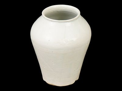 RARE ANTIQUE 17TH CEN WHITE CERAMIC JAR. A rare antique white ceramic jar with a distinctive 