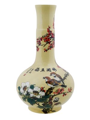 VINTAGE CHINESE PORCELAIN VASE HAND PAINTED WITH BIRDS. A vintage Chinese porcelain vase with a 