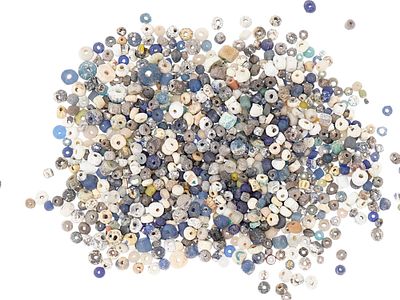 COLLECTION OF ANCIENT ROMAN BEADS OF VARIOUS COLORS. A collection of ancient Roman multicolored 