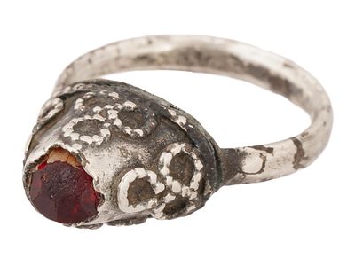 ANCIENT ROMAN PYRAMID SHAPED SILVER RING WITH GARNET. An ancient Roman silver ring, dating to 