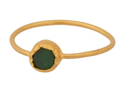 ANCIENT ROMAN GOLD RING SET WITH A GREEN STONE. An ancient Roman gold ring set with a green 
