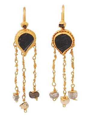 ANCIENT ROMAN GOLD GARNET GLASS JEWELRY EARRINGS. A pair of ancient Roman Gold, garnet and glass 