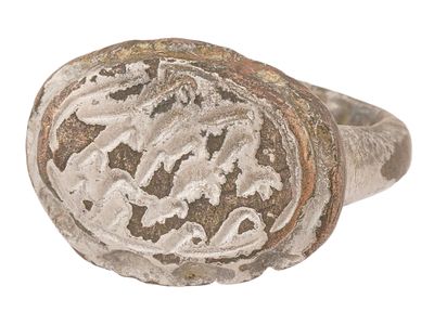 ANCIENT ISLAMIC SILVERED BRONZE SIGNET RING. An ancient Islamic signet ring. Ca. 600 to 800 AD. 