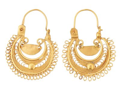 PAIR OF ANCIENT GREEK STYLE GOLD EARRINGS. A pair of earrings in the ancient Greek style crafted 